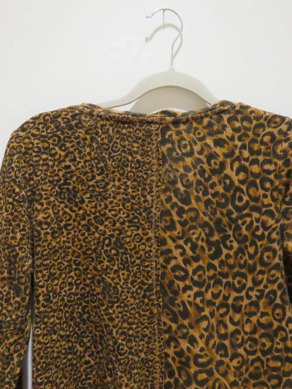 ANTHROPOLOGIE PILCRO Split Neck Waffle Leopard Print Top Small Mob Wives Casual - Picture 9 of 12